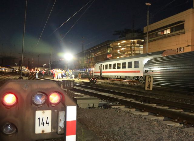 Скоростной и товарный поезда столкнулись в Германии, фото AFP