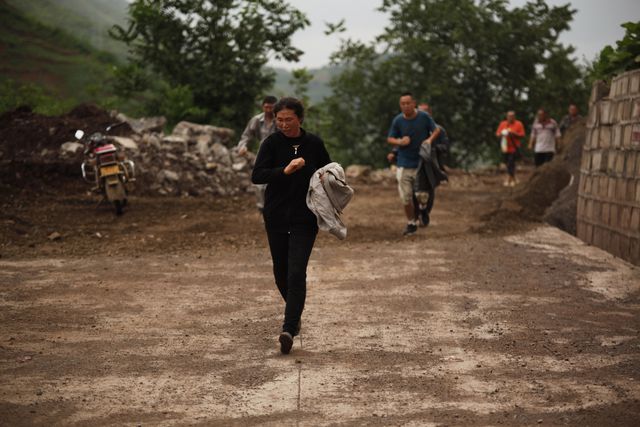 Число жертв землетрясения в Китае увеличилось до 367, фото AFP