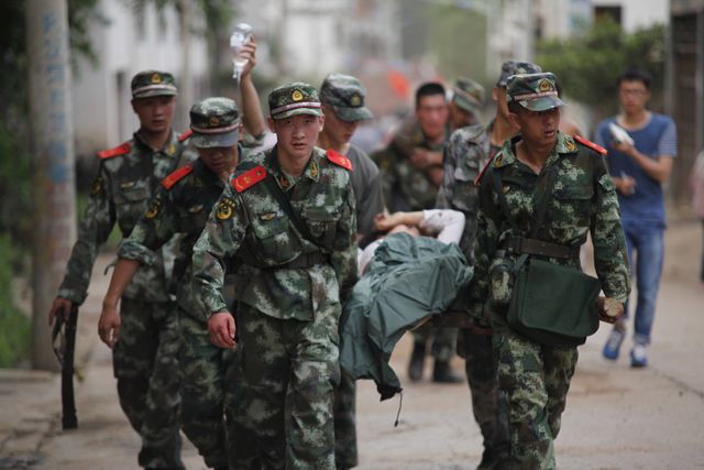 Число жертв землетрясения в Китае увеличилось до 367, фото AFP