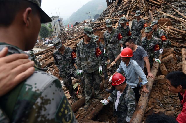 Китай. Землетрус магнітудою 6,5 стався в густонаселеному повіті Лудянь. На місці НП продовжують працювати тисячі військових, поліцейських і рятувальників. За останніми даними, число загиблих наблизилося до шести сотень. Фото: AFP