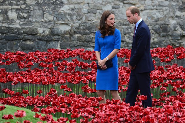 Лондон. Герцогиня Кэтрин, принц Уильям и принц Гарри посетили Лондонский Тауэр в рамках мероприятий по случаю 100-летней годовщины Первой мировой войны. Они собственноручно посадили по одному керамическому маку у стен крепости. Фото: AFP