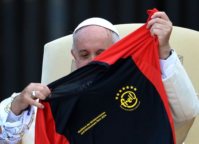 Ватикан. На площі Святого Петра Папі Римському подарували футболку. Фото: AFP