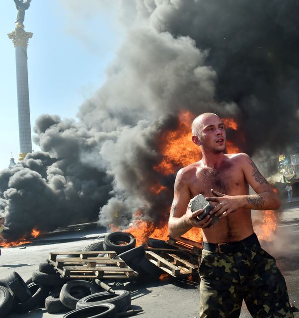 Украина, Киев. Коммунальщики в сопровождении правоохранителей прибыли на Майдан Независимости, чтобы демонтировать баррикады, однако начав демонтаж, наткнулись на сопротивление активистов. Фото: AFP