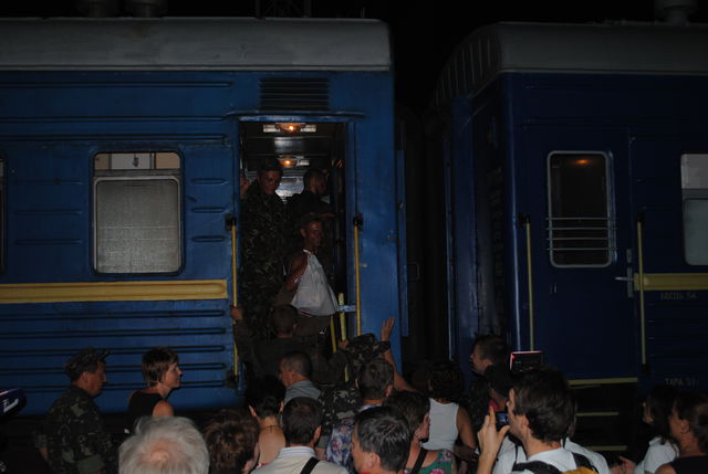 Бойцов 72-й бригады доставили в Киев. Фото: Валентин Вдовиченко