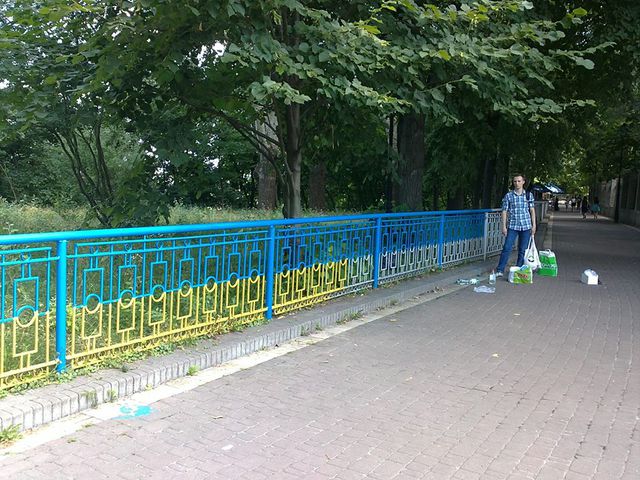 После покраски моста девочки хотят взяться за подъезды. Фото: Е. Расенко