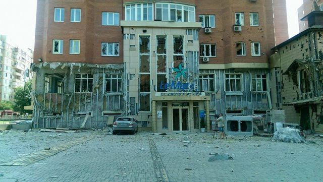 Под обстрел попала больница №1 и несколько многоэтажек. Фото: kroha.dn.ua, theinsider.ua