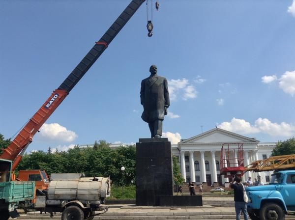 В Краматорске пытаются убрать памятник Ленину. Фото: twitter.com/novostidnua