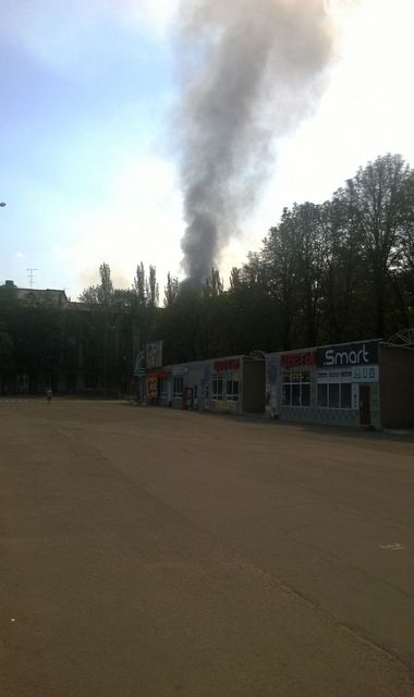 <p>З боку автовокзалу видніються клуби чорного диму. Фото: соцмережі</p>