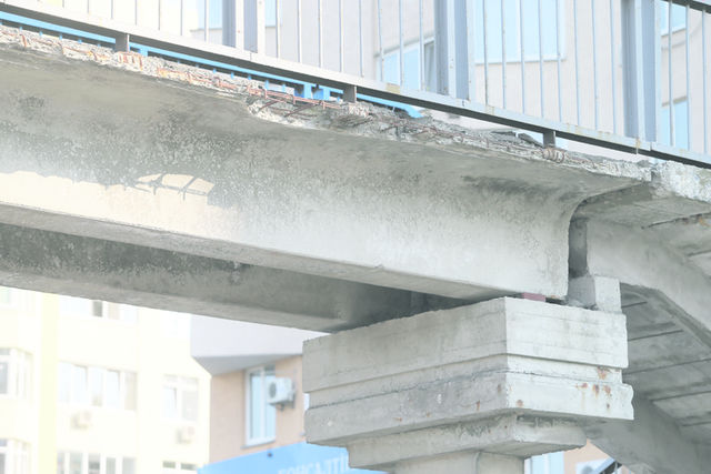На Саперно-Слобідській. З мосту-переходу відвалюються шматки бетону | Фото: Сергій Ніколаєв