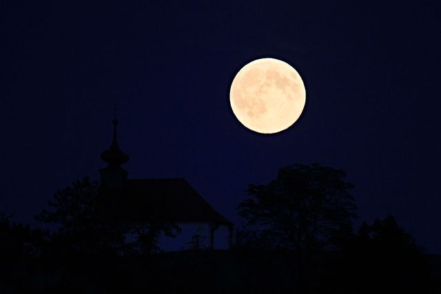 У ніч на понеділок жителі Землі стали свідками заворожуючого природного явища – суперповню – момент повного місяця збігся з максимальним наближенням природного супутника до планети. Цю подію відобразили мільйони фото-і відеокамер. Фото: AFP
