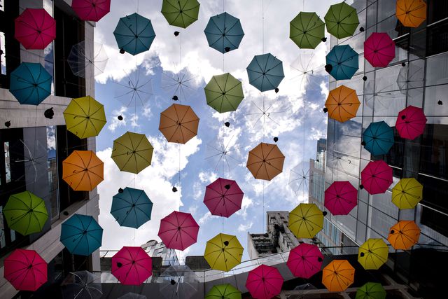 Гонконг. Інсталяцію з підвішених парасольок розмістили в арт-центрі міста. Саме так організатори відзначають першу річницю заходу Comix Home Base. Подія збирає авторів коміксів з усього світу. У його рамках проводяться безліч семінарів і майстерень. Фото: AFP