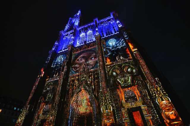 Франція. У центрі Страсбурга підсвітили готичний собор. У місті готуються відзначати тисячоліття пам'ятки. Готичний фасад, оздоблений кам'яним різьбленням, сотнями фігур, ажурними аркадами і скульптурами, за своєю красою і вишуканістю може змагатися з найбільшими соборами Європи. Фото: AFP