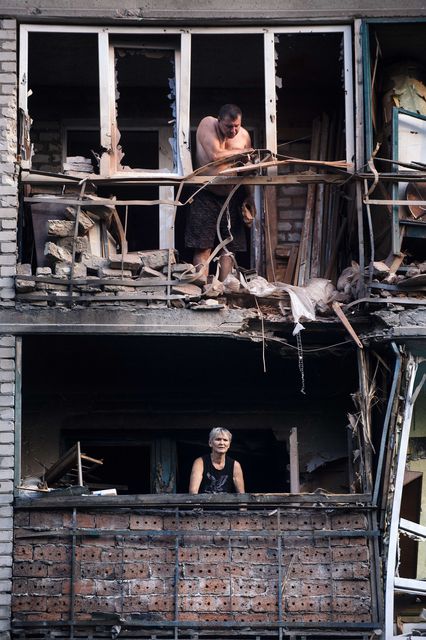 Донецкая область. В городе Ясиноватая Донецкой области в результате артобстрела разрушены многоэтажные жилые дома.  Кроме того, повреждены здания налоговой, автошкола и вещевой рынок. По предварительным данным, один человек погиб. Фото: AFP
