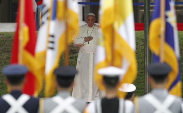 Південна Корея. В Сеулі на вищому рівні зустрічали Папу Римського Франциска. Його святість прибув до Південної Кореї з офіційним п'ятиденним візитом. Фото: AFP