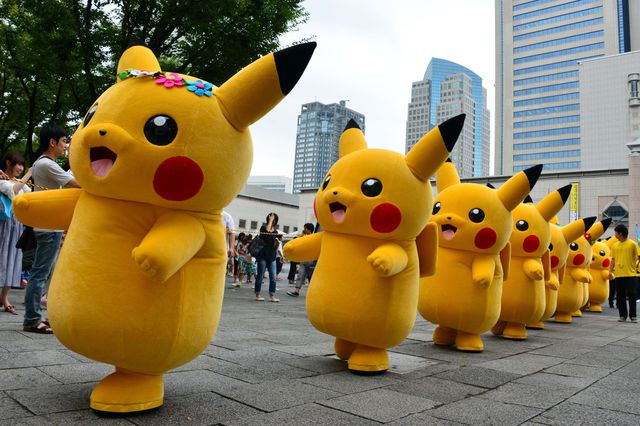 Япония. В Токио открылось  кафе имени покемона Пикачу. В честь события люди, одетые в костюмы желтого существа, прошлись по улицам. Фото: AFP