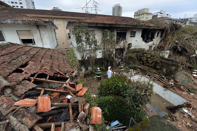 Бразилія. В штаті Сан-Паулу неподалік від міста Сантос розбився приватний літак Cessna 560XL. Літак звалився на житлові будинки. На його борту знаходився кандидат в президенти Бразилії Едуарду Кампуш. Фото: AFP