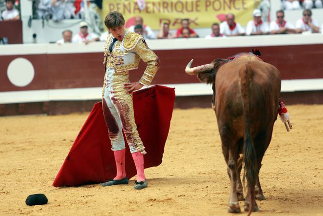 Франция. Испанский матадор показывает мастер-класс. Фото: AFP