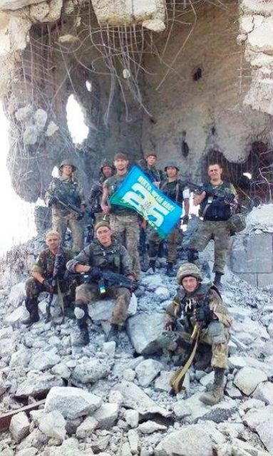 Бійці двадцять п'ятої десантної бригади ЗСУ під обеліском на вершині. Фото: vk.com/torezinfo