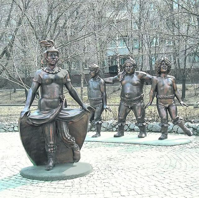 Памятники Бременским музыкантам в городах разных стран. Фото из сети интернет.