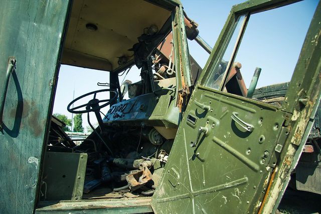 Десантники 79-й отдельной аэромобильной бригады показали то, что осталось от боевых машин после обстрелов минометным огнем и "Градами" в приграничных районах Украины. Фото: news.pn