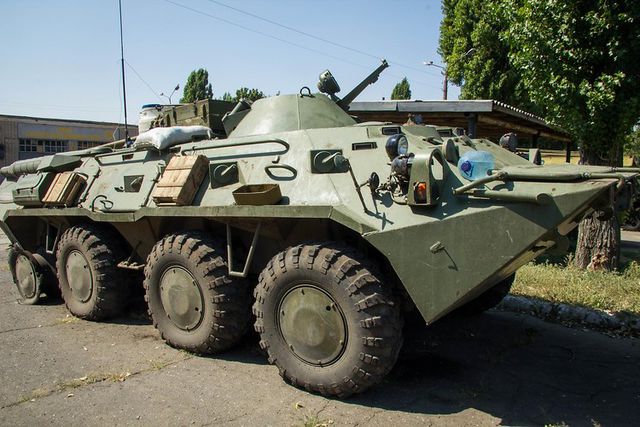 Десантники 79-й отдельной аэромобильной бригады показали то, что осталось от боевых машин после обстрелов минометным огнем и "Градами" в приграничных районах Украины. Фото: news.pn