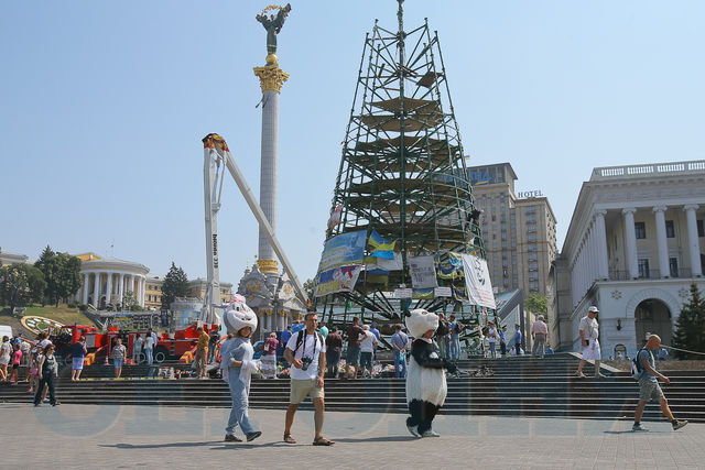 С елки сняли все плакаты | Фото: Сергей Николаев