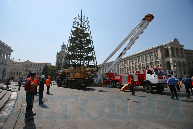 С елки сняли все плакаты | Фото: Сергей Николаев