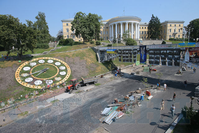 На Майдане полным ходом идет ремонт | Фото: Сергей Николаев
