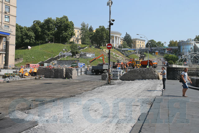 На Майдане полным ходом идет ремонт | Фото: Сергей Николаев