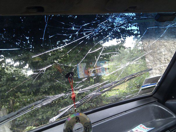 В Тернопольской области град побил окна и машины. Фото: vk.com, zz.te.ua