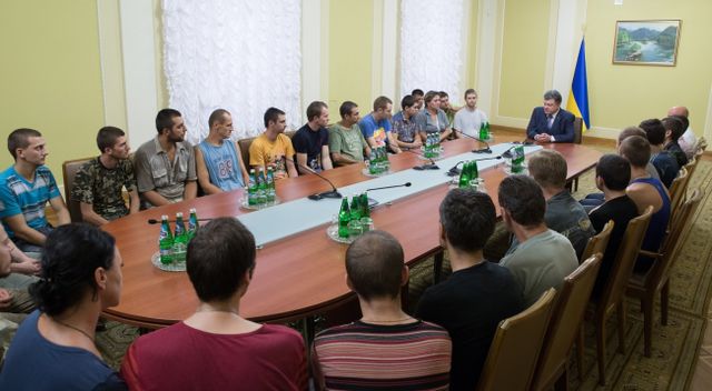 Порошенко поблагодарил бойцов за мужество, фото president.gov.ua