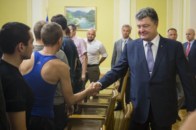 Порошенко поблагодарил бойцов за мужество, фото president.gov.ua