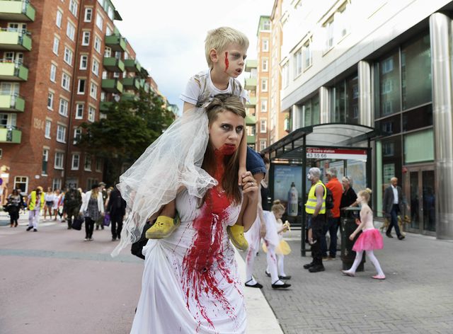 Швеция. Улицы Стокгольма заполонили зомби. Как оказалось, особенно много зомби среди представительниц женского пола. 