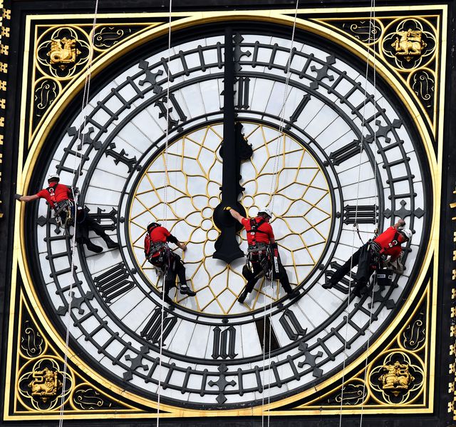 Лондон. У центрі британської столиці почалася операція з чищення циферблатів годин, розташованих на вежі Єлизавети II, також відомої як Біг-Бен. Чистка триватиме кілька днів залежно від метеоумов. Фото: AFP