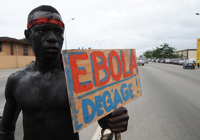 Спалах лихоманки Ебола був визнаний Всесвітньою організацією охорони здоров'я загрозою світового масштабу. Багато країн посилюють карантинний контроль, а Гвінея, Сьєрра-Леоне і Ліберія, де розвернувся вогнище захворювання, прийняли рішення встановити санітарний кордон навколо територій на кордоні трьох країн. Лікування геморагічної лихоманки Ебола або ефективної вакцини проти неї не існує. Фото: AFP