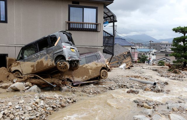 Японія. У префектурі Хіросіма 20 серпня всього за три години випало більше 200 міліметрів опадів, що призвело до затоплень, розм'якшення грунту і, як наслідок, зсуву. Число жертв зсувів наближається до 30. Ще десять людей вважаються зниклими без вісті. Фото: AFP