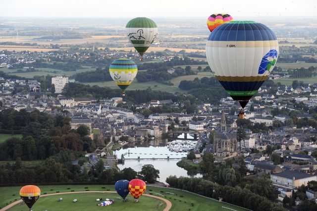 Франция. На западе страны проходит  фестиваль воздушных шаров, который будет длиться 10 дней. Фото: AFP