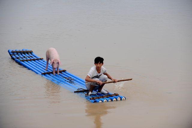 Китай. Щонайменше, 27 людей загинули на півдні Піднебесної в результаті сильних дощів і повеней. Ще 84 тисячі осіб були змушені покинути свої будинки. Фото: AFP