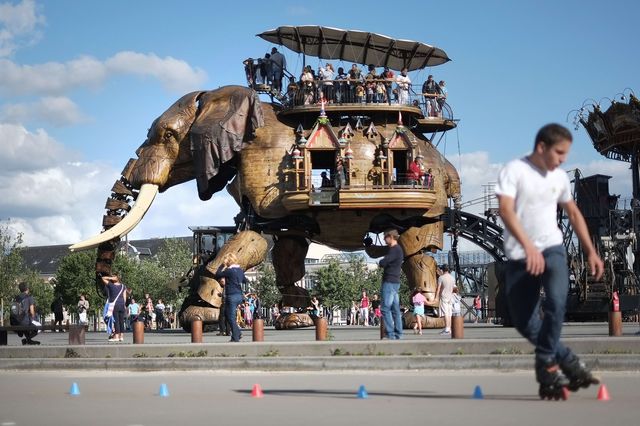 Франция. В городе Нант открылся уникальный проект "Les Machines De L'ile", посвященный механическим объектам. Гвоздем программы стал огромный механический слон, ростом в 40 футов. Слон может перевозить 40 пассажиров одновременно. Фото: AFP