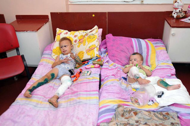 Четырехлетний Даниил и годовалая Полина находятся в больнице с осколочными ранениями. Фото: fdu.org.ua