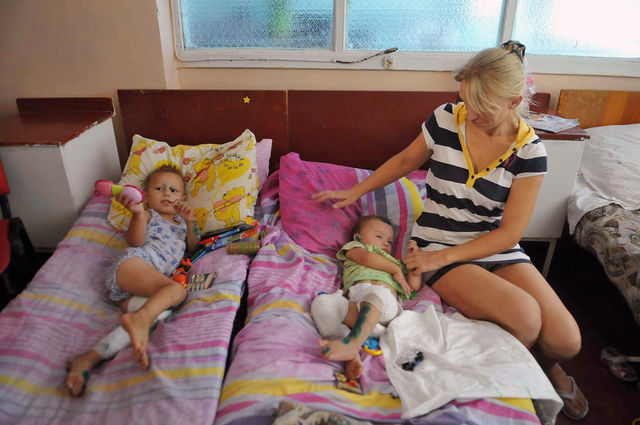 Татьяна Лукова не отходит от детей. Фото: fdu.org.ua