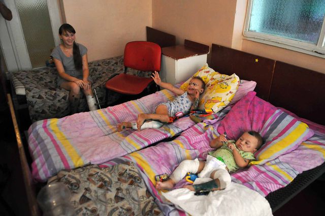 Саша, Даниил и Полинка мечтают вернуться домой. Фото: fdu.org.ua