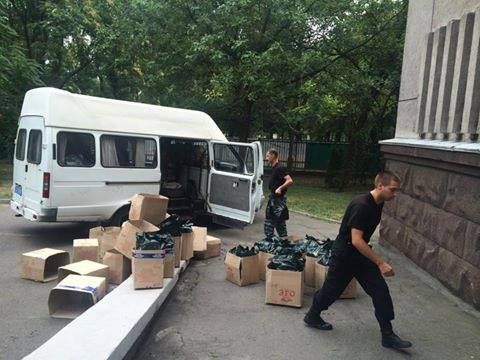 В Днепропетровской ОГА устроили склад. Фото: Facebook