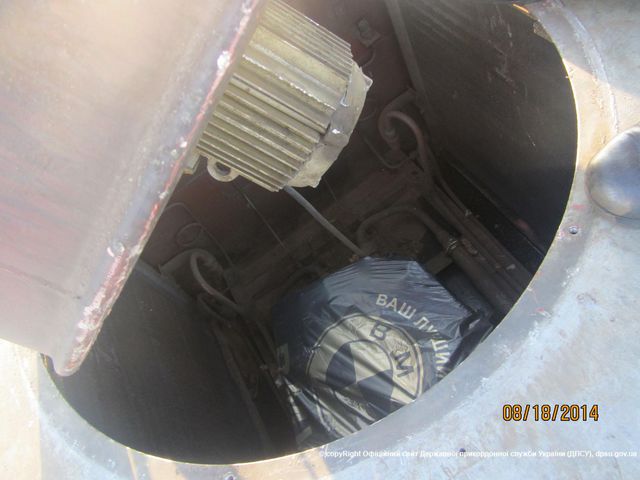 Контрабадные телефоны проводник спрятал в вентиляции. Фото: ГПСУ