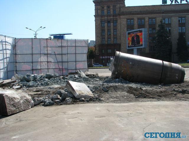 <p>У Дніпропетровську знищують постамент. Фото: А. Нікітін</p>