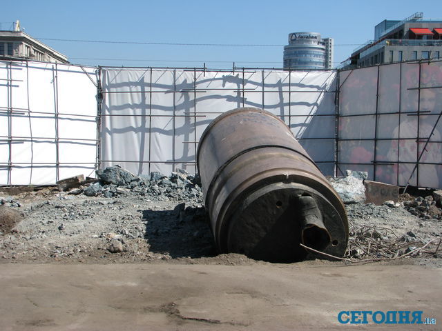 В Днепропетровске уничтожают постамент. Фото: А. Никитин