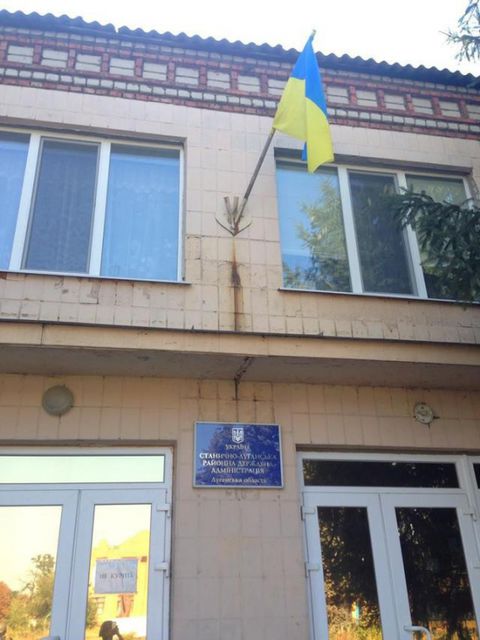 Над Станицей Луганской взвился флаг Украины, фото twitter.com/StankoNastya