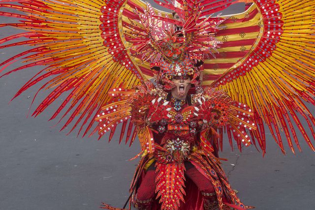Карнавал Jember Fashion Carnaval, который проходит в Индонезии, считается одним из самых крупных в мире. Грандиозное шоу, посвященное моде, привлекает множество ценителей оригинальных костюмов и просто любителей хорошо повеселиться. В самых необычных, ярких и фантастических костюмах участники шествуют по улицам, танцуют и устраивают театрализованные шоу. Фото: AFP