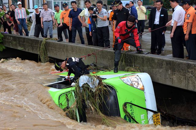 Південна Корея. На регіон обрушилися проливні дощі, що призвело до повені: підтоплено будинки і дороги, сталися зсуви, перервано залізничне сполучення. Зупинена атомна електростанція 
