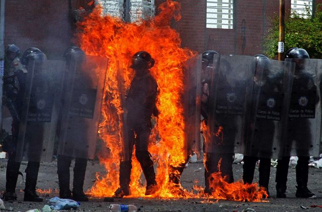 В столице Венесуэлы не утихает волна антиправительственных протестов. Фото: AFP